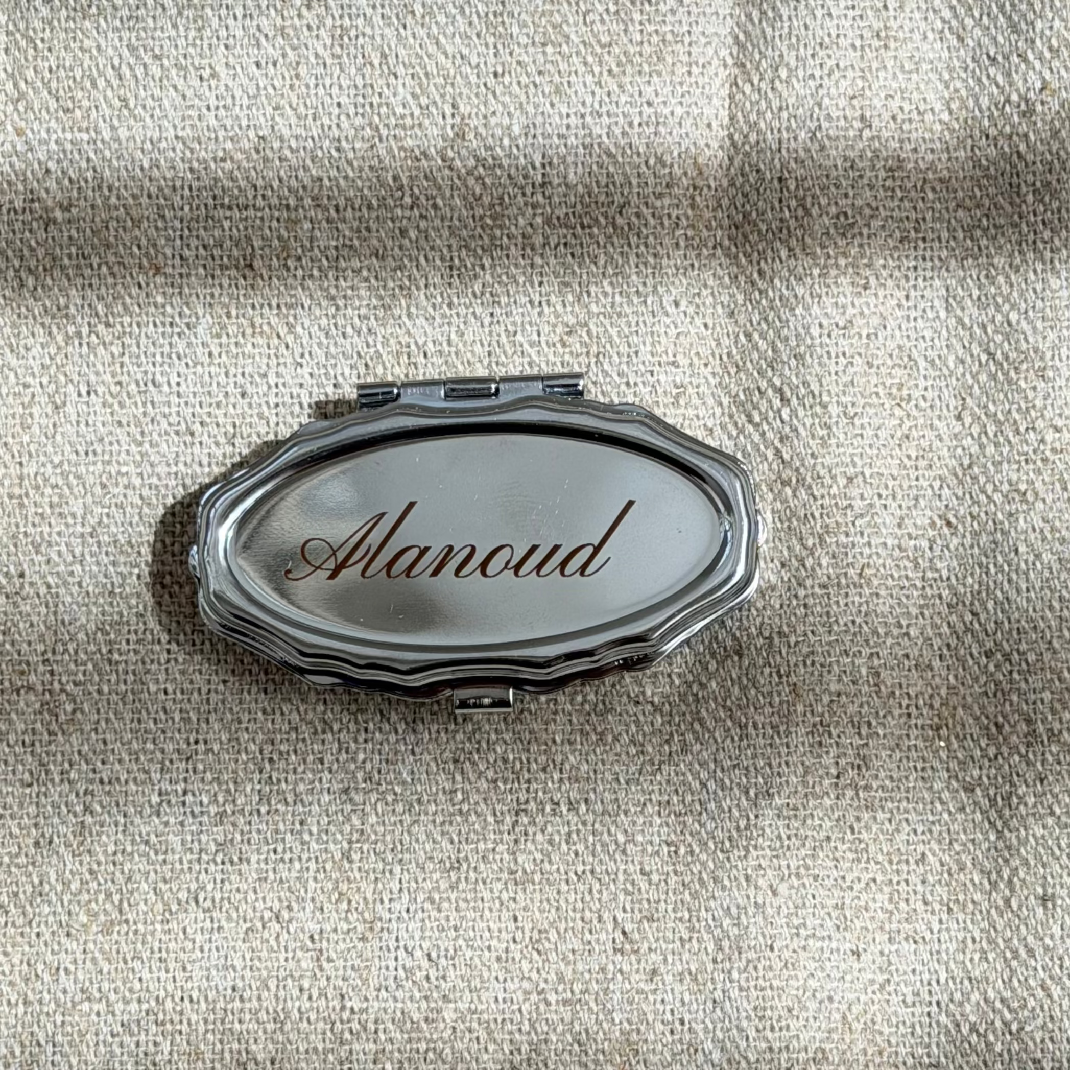 Twrad petite silver jewellery box closed, viewed from above